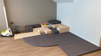 Les Petits Chaperons Rouges, Crèche à La Madeleine