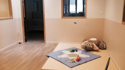 Les Petits Chaperons Rouges, Crèche à Saint-Louis